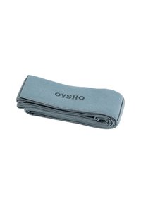 Svijetloplavi otporni pojas, izrađen od elastičnog materijala, s logotipom "OYSHO", ima teksturiranu površinu i sive rubne naglaske.