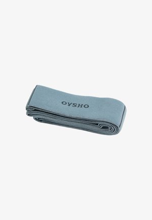 Svijetloplavi otporni pojas, izrađen od elastičnog materijala, s logotipom "OYSHO", ima teksturiranu površinu i sive rubne naglaske.