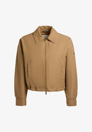 Kamel-farbene Jacke zum Zuschließen mit Kragen, langen Ärmeln, Fronttaschen und elastischem Saum, dargestellt vor weißem Hintergrund.