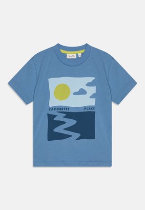 Ανοιχτό μπλε βαμβακερό T-shirt με γραφικό σχέδιο που απεικονίζει τον κίτρινο ήλιο, μπλε ουρανό και σκούρο μπλε μοτίβο νερού με το κείμενο "ΑΓΑΠΗΜΕΝΟ ΜΕΡΟΣ."