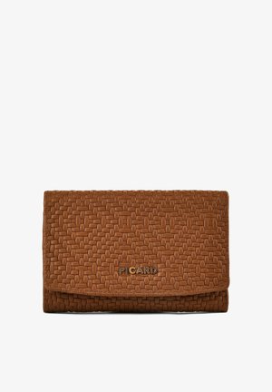 Portefeuille en cuir tressé marron avec fermeture à rabat et logo métallique "PICARD" centré sur le devant.