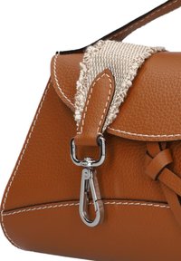 Bordeaux leren handtas met een gestructureerde afwerking, voorzien van een gevlochten stofband en een zilveren metalen sluiting. Contrasterende stiksels accentueren het ontwerp.