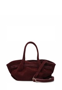 Bordeaux suede tote bag met twee handvaten en een afneembare schouderriem. Heeft een zachte textuur en een minimalistisch ontwerp.