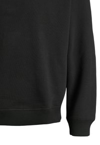 Felpa nera con orlo e polsini a coste, realizzata in tessuto morbido, con una consistenza liscia e un design semplice e non decorato.