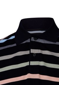 Navyblaue Poloshirt mit horizontalen Streifen in hellrosa, Lavendel, hellgrün und weiß; mit einem Kragen und zwei schwarzen Knöpfen.