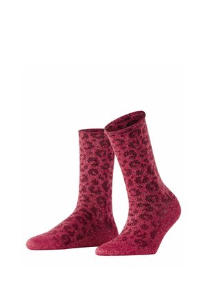 Coppia di calzini al polpaccio in rosa scuro lucido con un delicato motivo leopardato, esposti in posizione verticale su sfondo bianco.