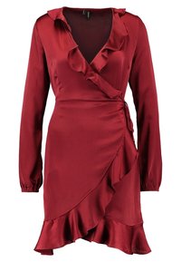 Robe portefeuille rouge avec des manches longues, un col et un ourlet à volants, une texture lisse semblable à du satin, et une ceinture latérale pour un ajustement réglable.