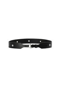 Cinturón de cuero negro con textura suave, con accesorios de acero inoxidable y orificios de ajuste de tamaño. Diseño minimalista con hebilla ancha.