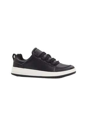 Schwarze Ledersneaker mit weißer Gummi-Sohle, abgerundetem Zehenbereich und strukturierten Akzenten. Verfügt über flache Schnürsenkel und eine Lasche an der Ferse für ein einfaches An- und Ausziehen.