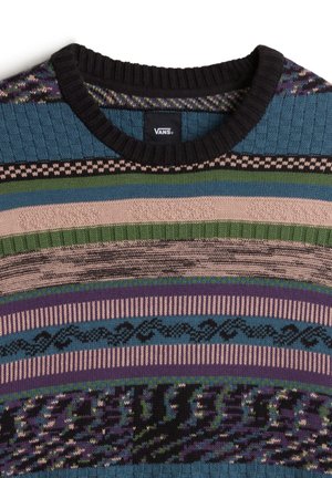 Suéter de punto con rayas horizontales en azul verdoso, verde, rosa y púrpura. Patrones texturizados y un ribete negro en el cuello. Etiqueta de la marca visible.