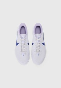Baskets de sport blanches avec une tige en mesh texturé, accents violets et lacets blancs. Présentent une semelle rembourrée et un design à bout rond.