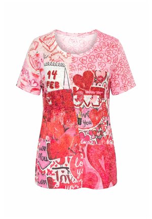 Krótki różowo-czerwony t-shirt z motywem Walentynek, z sercami, napisem "14 lutego" i "kocham cię" w różnych czcionkach i wzorach.