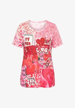 Camiseta de manga corta en rosa y rojo con temática del Día de San Valentín, con corazones, "14 de febrero" y texto "te amo" en varias fuentes y patrones.