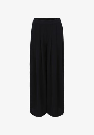 Czarne spodnie szerokie z płaskim pasem i plisowanym przodem, wykonane z lekkiego materiału o gładkiej fakturze. Brak widocznych wzorów lub akcentów.