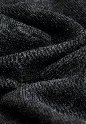 Mörkgrått stickat tyg med både fina och grova texturer, som har synliga garn och en mjuk, fluffig yta. Rynkigt, med varierande mönstring.