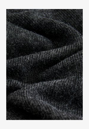 Dunkelgrauer Strickstoff mit feinen und groben Texturen, sichtbarem Garn und einer weichen, flauschigen Oberfläche. Falten, mit variierenden Mustern.