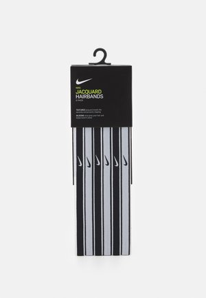 Faixas de cabelo jacquard da Nike, pack de 6. Bandas texturizadas em preto e cinza claro com aderência em silicone para um ajuste seguro. Etiqueta de preço incluída.