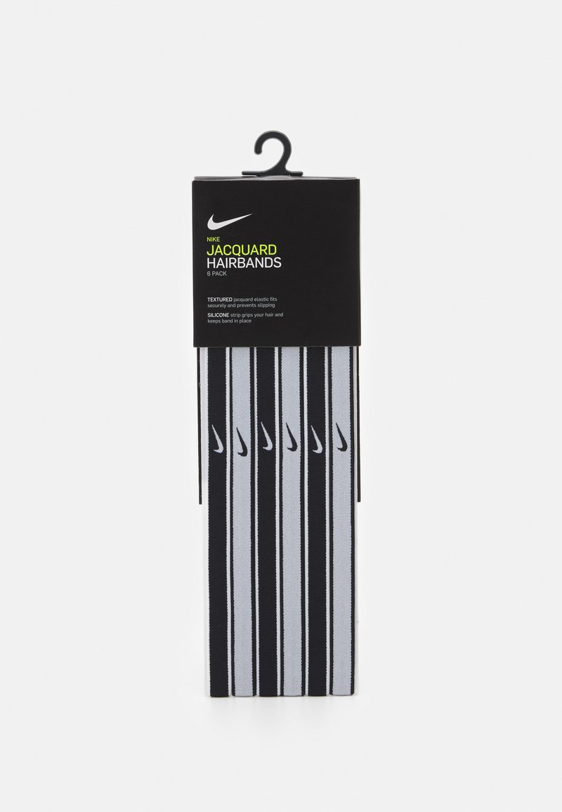 Opaski do włosów Nike jacquard, zestaw 6 sztuk. Teksturowane czarne i jasnoszare opaski z silikonowym uchwytem zapewniającym pewne dopasowanie. Zawiera metkę detaliczną.