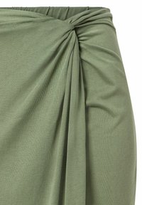 Grüner Stoffrock mit einer Knoten-Detail an der Taille, mit weicher Textur und drapiertem Design, geeignet für den Alltag.