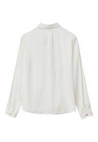 Blusa bianca a maniche lunghe, realizzata in tessuto morbido. Presenta un colletto classico, una leggera piega sul retro e polsini con bottoni e accentuazioni dorate.