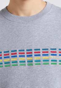 Felpa grigia con colletto a coste, caratterizzata da colorati motivi rettangolari ricamati in rosso, blu, verde e giallo sulla parte anteriore.