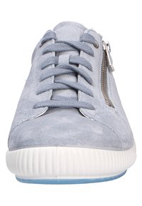 Baskets en cuir suédé gris avec lacets plats, fermeture éclair sur le côté, semelle en caoutchouc blanc et texture lisse. Bout arrondi et design minimaliste.
