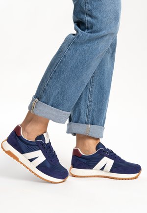 Marineblaue Sneakers mit weißen Akzenten, einer Gummisohle sowie Wildleder- und Stoffmaterialien. Verfügen über eine runde Spitze und ein Schnürdesign.