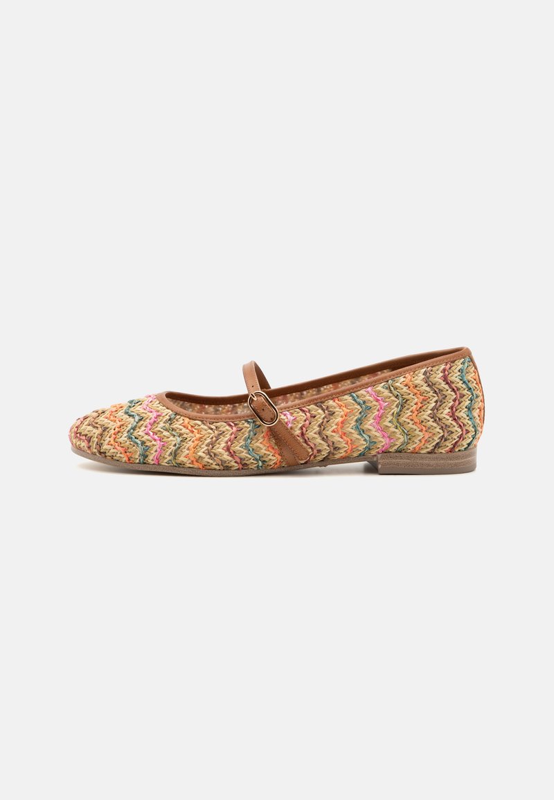 Zapato plano tejido con un patrón de zigzag en tonos tierra, con una correa de tobillo marrón en contraste y un tacón cuadrado bajo.