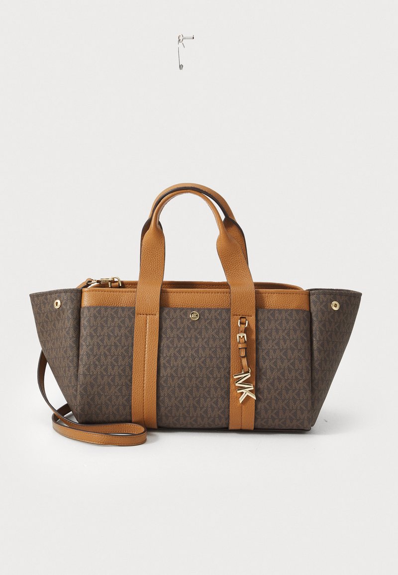 Borsa tote a motivo marrone con manici in pelle beige e una tracolla staccabile. Hardware e logo in tono oro sulla parte anteriore.