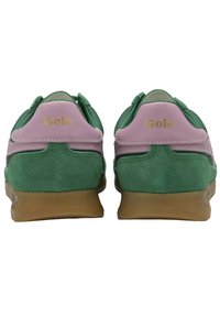 Zapatillas Gola verdes y rosas con textura de ante y malla, con logo dorado en el talón y suela de goma color caramelo. Diseño atlético clásico.