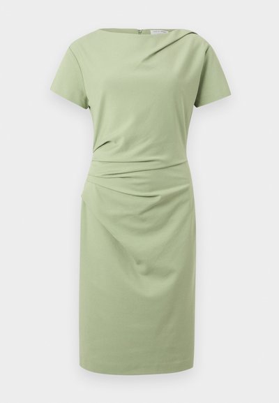 Φόρεμα ανοιχτού πράσινου χρώματος μέχρι το γόνατο, με κοντά μανίκια, στρογγυλή λαιμόκοψη και διακριτικές πτυχώσεις στη μέση.