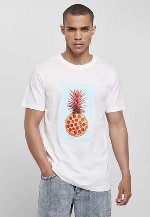 Weißes T-Shirt mit kurzen Ärmeln, das ein Grafikdesign eines Ananas auf einer Pizza mit Peperoni zeigt, vor einem hellblauen Rechteck.