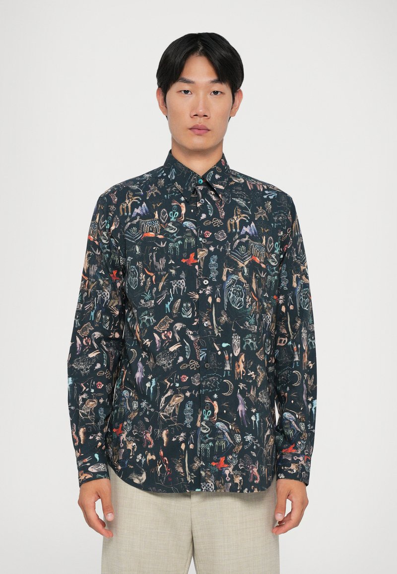 Camicia a maniche lunghe con sfondo scuro e illustrazioni di animali e natura multicolori. Design con colletto rigido e chiusura a bottoni.