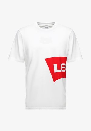 Witte T-shirt met korte mouwen met een grote rode trapeziumvormige afbeelding aan de rechteronderkant met gedeeltelijk zichtbare witte tekst.