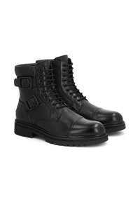 Botine din piele neagră cu un finisaj texturat, vârf rotund, șireturi în față și curele laterale cu catarame. Talpă exterioară din cauciuc solid cu model de aderență.