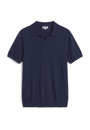 Polo bleu marine à manches courtes avec col, encolure en V et une broderie discrète "AM" sur le côté gauche de la poitrine.