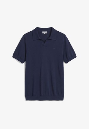Polo blu navy a maniche corte con colletto, scollo a V e un ricamo sottile "AM" sul petto sinistro.