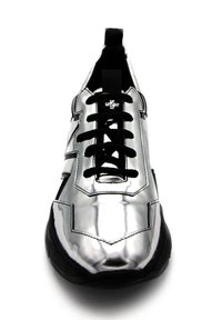 Silberne Metallic-Sneaker mit schwarzen Schnürsenkeln, einem strukturierten Obermaterial und einem gepolsterten Kragen. Bietet kontrastierende Nähte und eine solide schwarze Sohle.