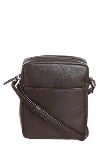 Borsa a tracolla in pelle marrone scuro con tasca frontale, chiusura con cerniera e tracolla regolabile.