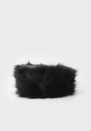 Bandeau noir en fausse fourrure avec une texture douce. Présente un logo brodé sur le côté. Forme ronde et d'environ 5 cm de large.