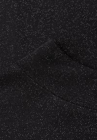 Mustaa kangasta, jossa on hieno, kimaltava rakenne ja pieniä valkoisia laikkuja; sisältää taskun, jossa on kontrastoivaa ommelta.