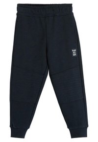 Dunkelblaue Sweatpants mit einem elastischen Bund, strukturierten Kniepaneelen, Seitentaschen und einem "PLAY ALL DAY"-Etikett auf dem linken Oberschenkel.