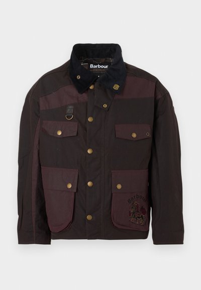 Σκούρο καφέ μπουφάν Barbour με γιακά από μαύρο κοτλέ, κλεισίματα με κουμπιά, τέσσερις μπροστινές τσέπες και κεντημένο έμβλημα στην κάτω δεξιά τσέπη.