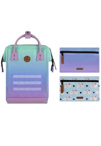 Gradient-Rucksack in Grün und Lavendel mit Lederakzenten, verstellbaren Trägern und drei vorderen Schlaufen, kombiniert mit zwei Taschen in verschiedenen Mustern.
