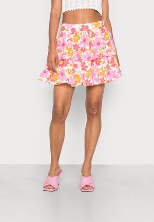 Minifalda floral con volantes, con patrones vibrantes en rosa, naranja y amarillo. Hecha de tela ligera, diseñada con una forma acampanada.