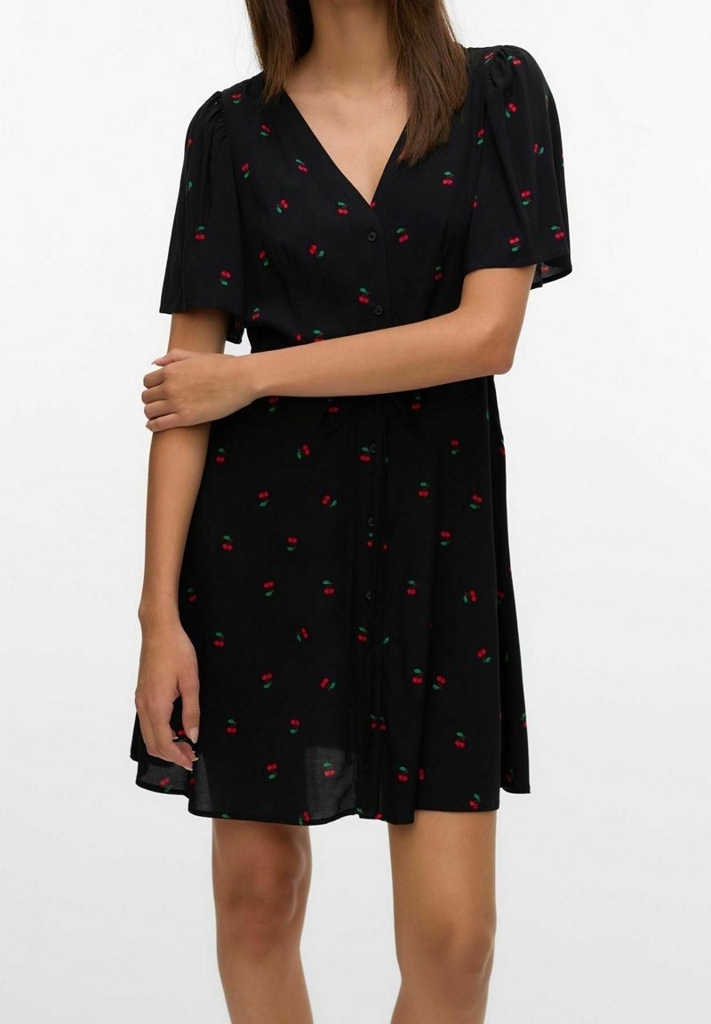 Schwarzes Kurzarmkleid mit V-Ausschnitt, Knopfverschluss und Kirschmuster. Der Stoff wirkt leicht und leicht durchscheinend.