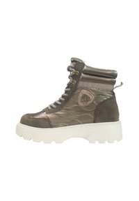 Stivali alti in grigio metallico e scamosciato antracite, con design trapuntato, colletto imbottito e suola in gomma bianca. Accentuati con accessori decorativi.