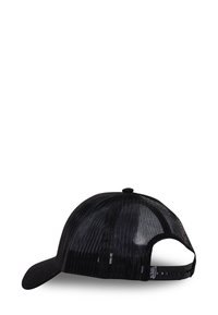 Gorra negra con parte trasera de malla, visera curva y cierre ajustable a presión. Presenta un sutil logotipo de la marca en el lado. Tela texturizada en toda su superficie.