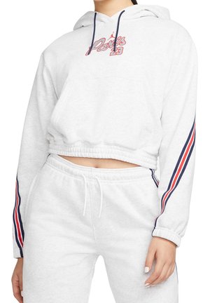 Biała krótka bluza z kapturem z napisem "Paris 23" i granatowo-czerwonymi paskami na rękawach, w komplecie z białymi spodniami dresowymi na sznurku.