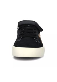 Sneaker nera in suede con suola in gomma bianca. Tra le caratteristiche ci sono i lacci e una cinghia in velcro sulla linguetta. Design semplice e senza motivi visibili.